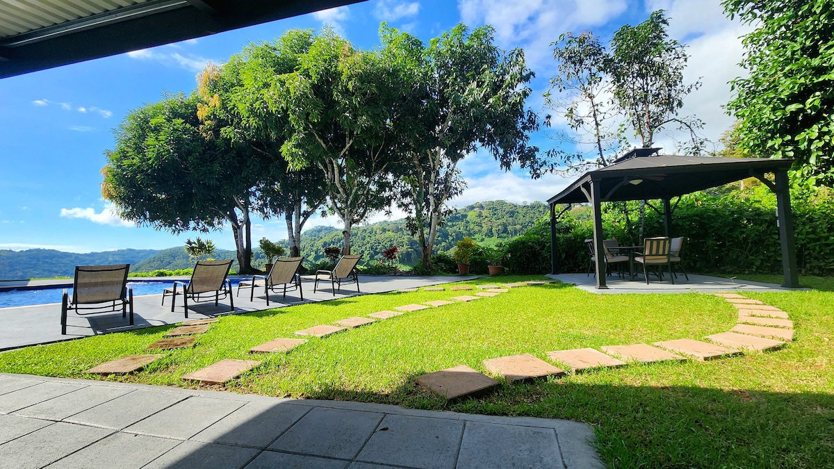 Lovely oasis overlooking the Jungle and sea